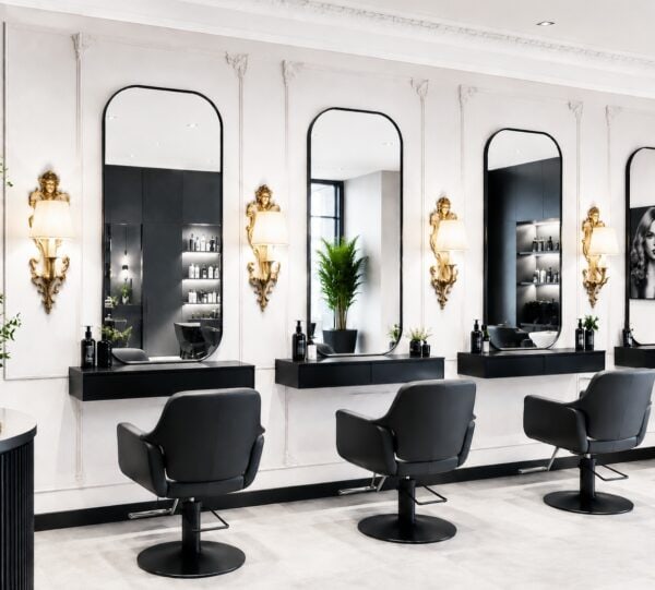 Die Tageslichtlampe bietet eine leistungsstarke Beleuchtung für professionelle Anwendungen im Haarsalon und ist in den Stufen 4 Watt mit 300 Lumen 5 Watt mit 450 Lumen, 10 Watt mit 1000 Lumen, 15 Watt mit 1320 Lumen sowie 20 Watt mit 1930 Lumen erhältlich. Mit einer Farbtemperatur von 6500 Kelvin sorgt das Leuchtmittel für eine hohe Lichtintensität, die perfekt für präzise Arbeiten wie Haarschnitte und Farbanwendungen geeignet ist. Die klare, natürliche Lichtfarbe fördert die exakte Farbwahrnehmung und schafft eine angenehme Atmosphäre im Salon. Die abgebildeten Hängeleuchten dienen ausschließlich der visuellen Veranschaulichung für den praktischen Einsatz und sind nicht im Lieferumfang enthalten.