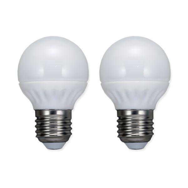Haarsalon LED Tageslichtlampe 5 Watt 450 Lumen E27 - Kopie (3) Zwei flimmerfreie 5 Watt LED Tageslichtlampen mit E27 Fassung für eine farbechte Ausleuchtung im Friseursalon. Die runden, matten Leuchtmittel mit 450 Lumen und kühlen 6500 Kelvin sind nebeneinander vor einem weißen Hintergrund platziert.