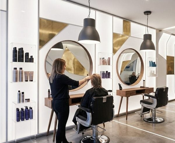 Drei moderne Tageslichtlampen für den Haarsalon mit Angaben zu 10 Watt, 15 Watt und 20 Watt für eine präzise Farbwahrnehmung bei der Haarpflege.