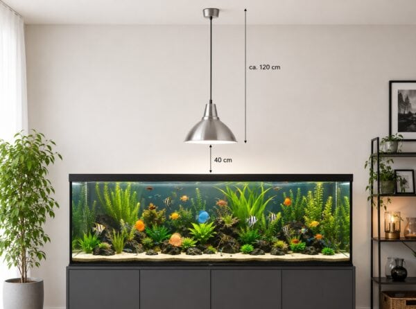 E27 Aquarium Tageslichtlampe mit 10W, 15W und 20W in Hängeleuchte über Unterwasserwelt für gesundes Pflanzenwachstum.
