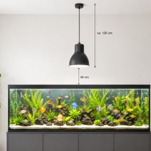 E27 Aquarium Tageslichtlampe mit 10W, 15W und 20W in Hängeleuchte über Unterwasserwelt für gesundes Pflanzenwachstum.
