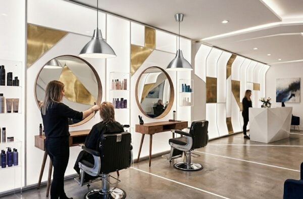 Drei moderne Tageslichtlampen für den Haarsalon mit Angaben zu 10 Watt, 15 Watt und 20 Watt für eine präzise Farbwahrnehmung bei der Haarpflege.
